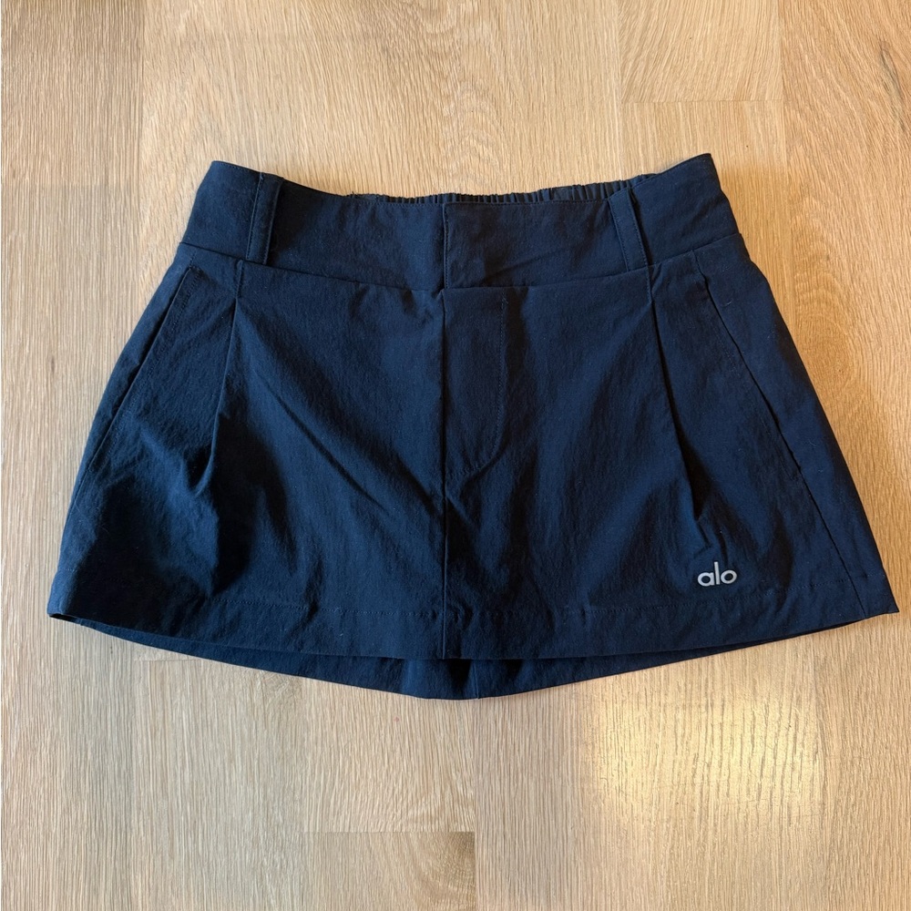 Alo Yoga Fan club mini skirt in black
Women’s size xxs